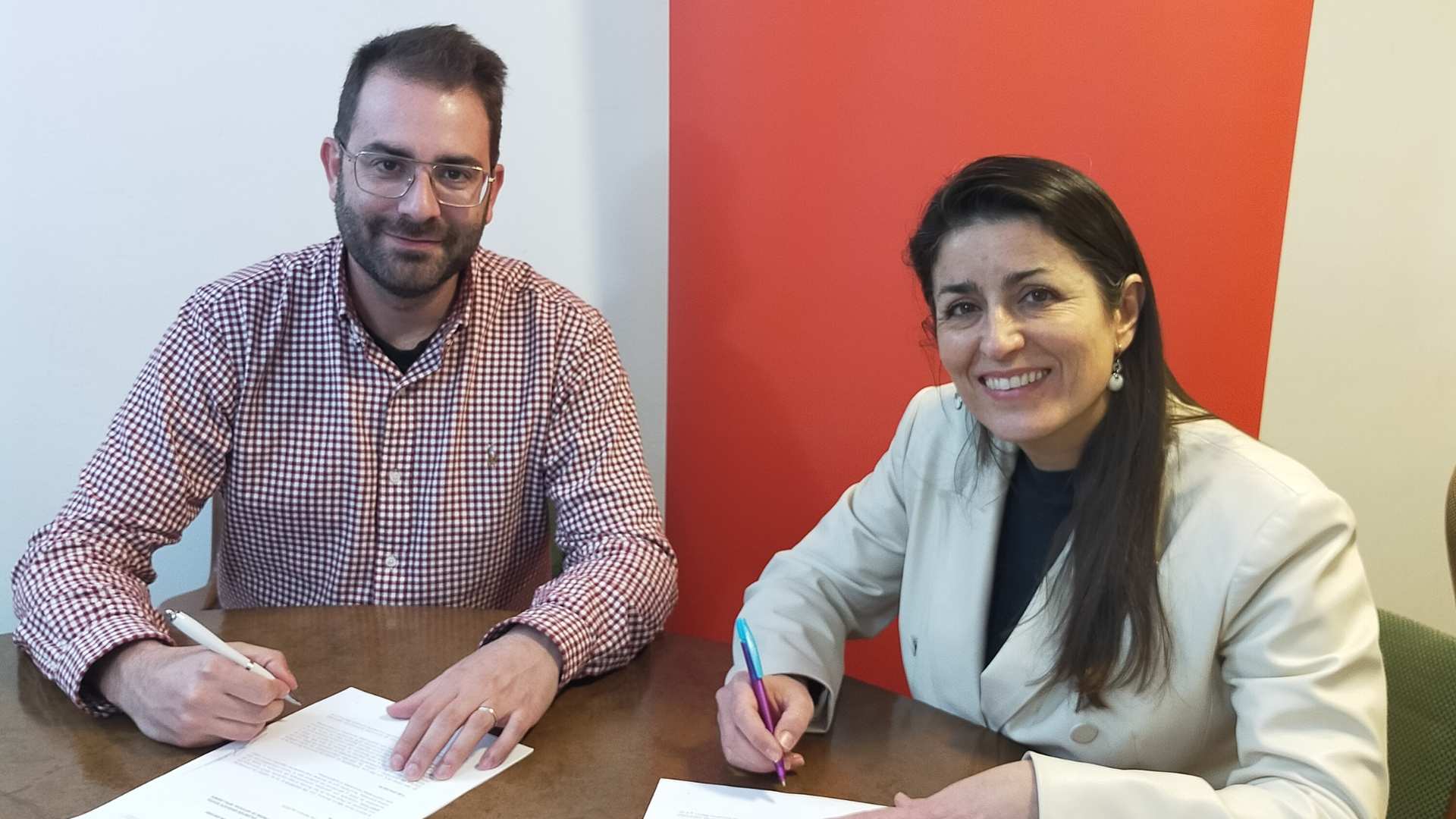 La Unió de Periodistes Valencians y ValgrAI firman un convenio para impulsar la innovación en periodismo e inteligencia artificial